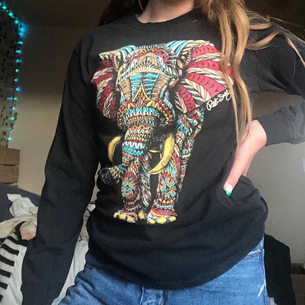 Black vintage looking elephant tee